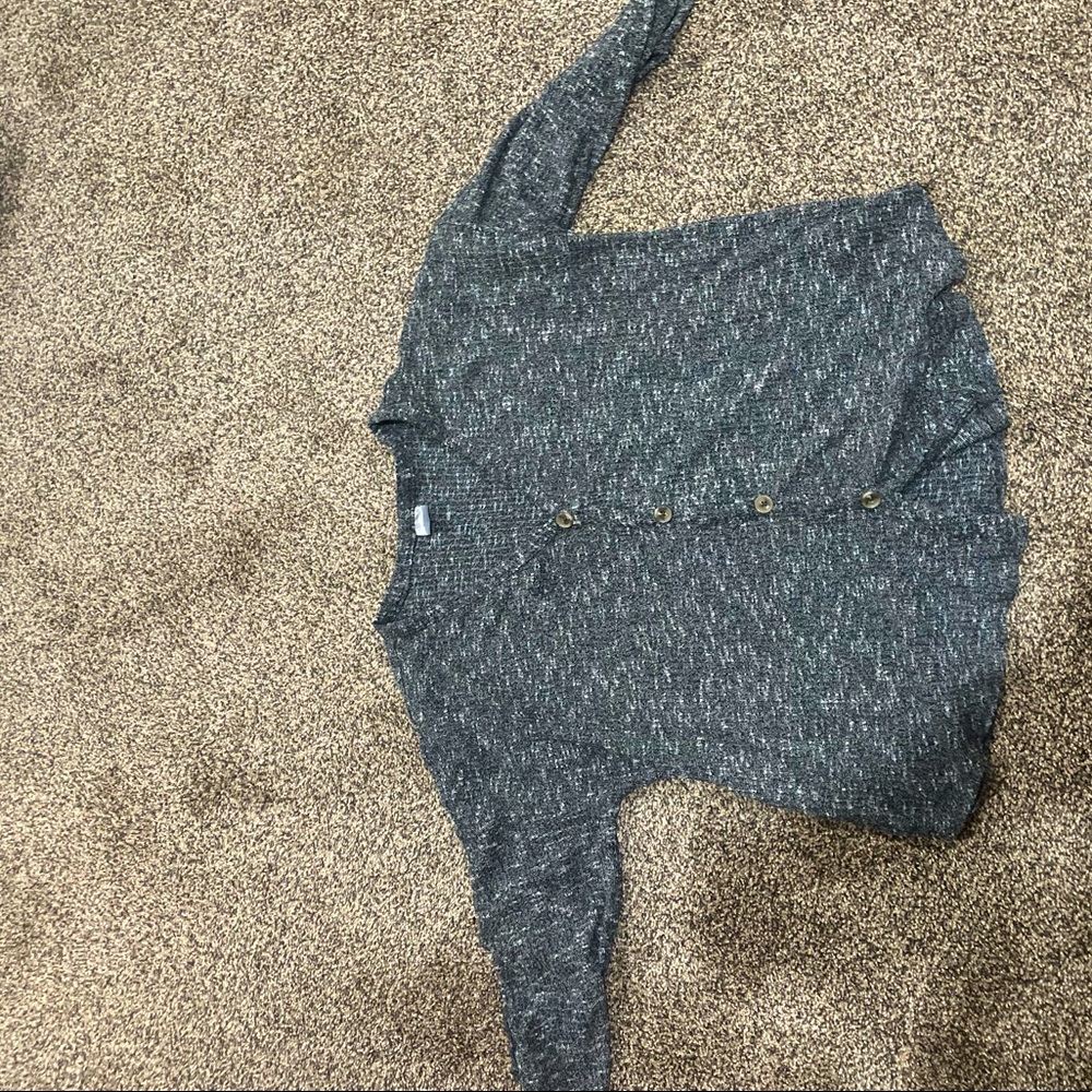 XL, can be worn as a cardigan or shirt